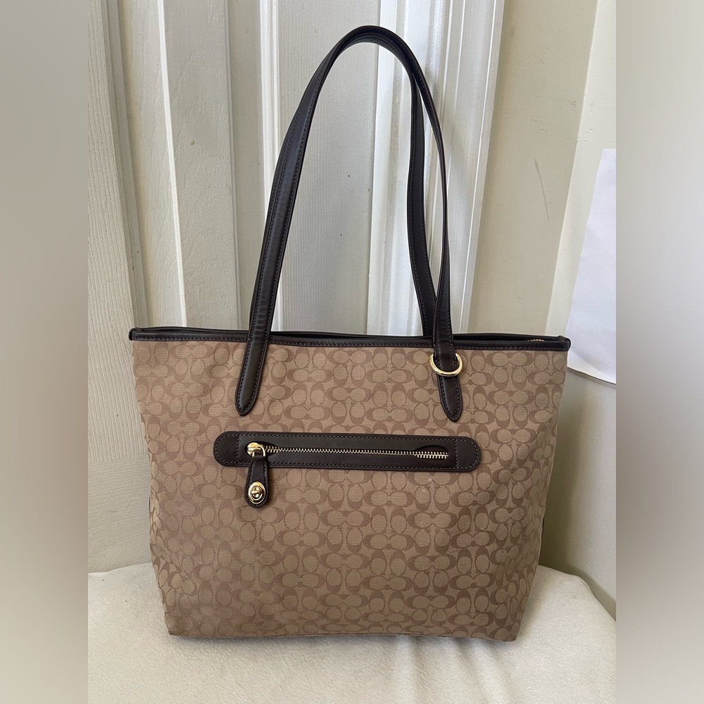 Coach Signature Taylor Tote in Khaki EUC
